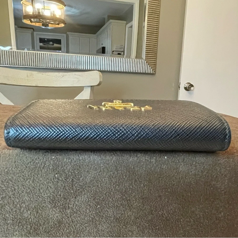 *LIKE NEW* Prada Black Key Case with Saffiano Leather and Gold Logo - Picture 6 of 10